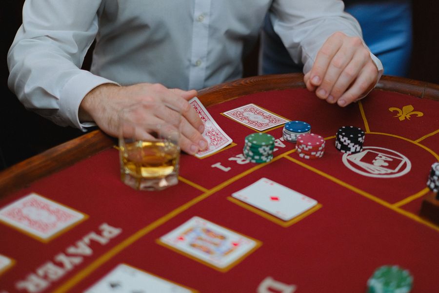 Krupiérka s kartami - baccarat live